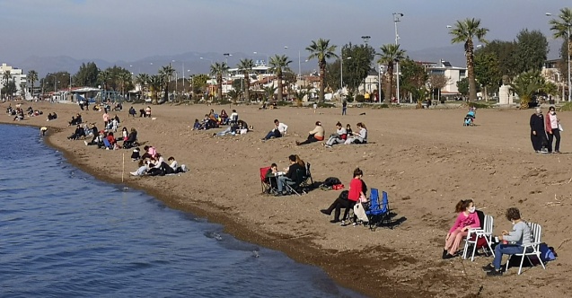 Dikili'de kumsal ve parklar doldu taştı