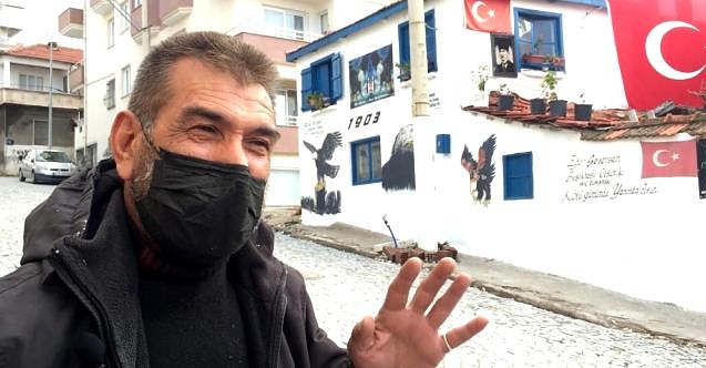 Beşiktaş aşkını Dikili'deki evinin duvarlarında sergiliyor