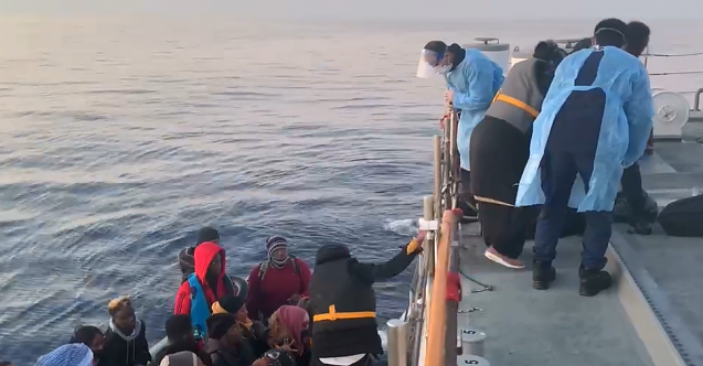 Dikili'de, arızalanan bottaki 28 göçmen kurtarıldı!
