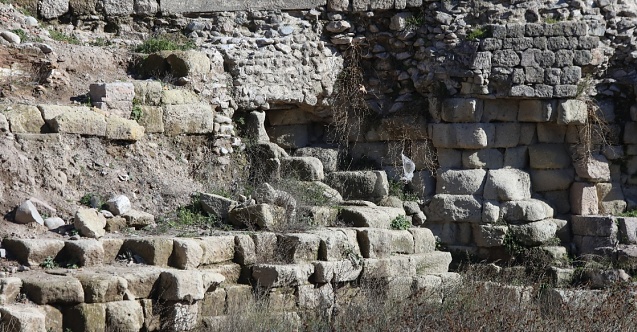 Bergama Antik Kenti'nde 2500 yıllık yeni sur duvarları keşfedildi