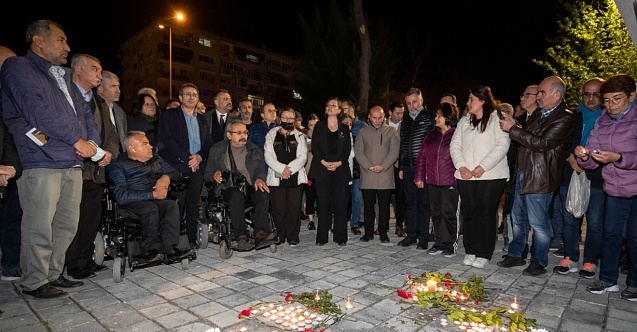 Depremde yitirilen canlar için İzmir’den “sessiz çığlık” yükseldi