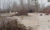 Bakırçay’da sağanak mesaisi: Ova sular altında, yollar geçit vermedi!
