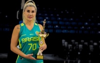 50’lik basketbol kraliçesi Kemer'deki turnuvaya damga vurdu!