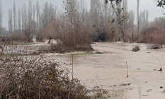 Bakırçay’da sağanak mesaisi: Ova sular altında, yollar geçit vermedi!
