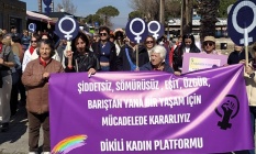 Dikili’de kadınlar meydanlara indi: "Karanlığa teslim olmayacağız"