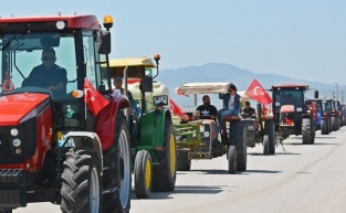 Bergamalı çiftçilerden İmamoğlu'na traktörlü destek!