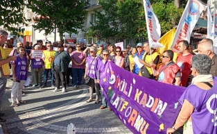 Dikili’de kaymakamın sözlerine tepki! Etek boyu protestosu!