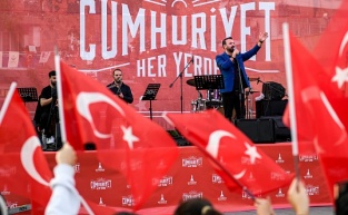 İzmir’de Cumhuriyet coşkusu kentin dört yanında