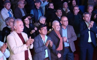 Turgutlu’da efsane başkanın yaşamı izleyiciyle buluştu, CHP lideri Özgür Özel mesaj gönderdi