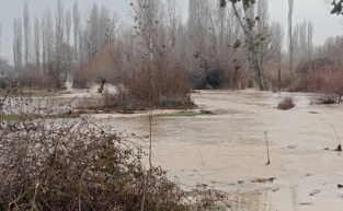 Bakırçay’da sağanak mesaisi: Ova sular altında, yollar geçit vermedi!