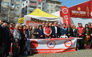 Bergama'da emekliden hükümete "ikramiye" tepkisi: "Uçmadık, yere çakıldık!"