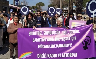 Dikili’de kadınlar meydanlara indi: "Karanlığa teslim olmayacağız"