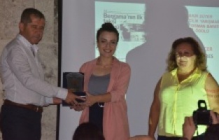 Bergamalı genç gazeteci ödülünü tüm kadınlara ithaf etti