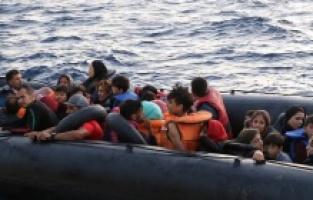 Dikili'deki kaçak göçmenleri helikopter fark etti