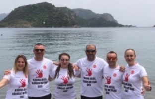 Kulaçlar kadına şiddete karşı!