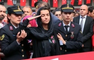 Dikili şehidini uğurladı