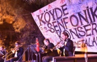 Köyde odun ateşi ışığında senfonik konser