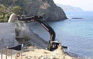 Özel korumadaki kaçak villa yıkıldı!