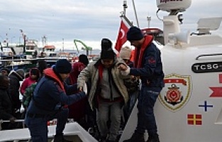 Dikili'de 69 düzensiz göçmen yakalandı