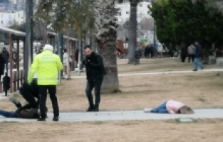 Dikili'de Parkta eşini vurdu, polis gelinceye kadar başında bekledi