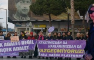 Dikili’de ki koca dehşeti protesto edildi