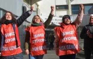 Bergamalı üç kadın işçinin “işimizi istiyoruz” demesine tahammül edemediler
