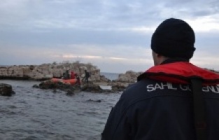 Dikili'de mahsur kalan düzensiz göçmenler kurtarıldı