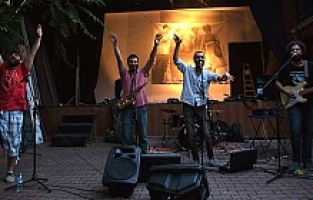 Praksis “Güzel Günler” ile toplumsal muhalefeti canlandırıyor