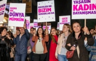 Kadınlar tarihi çarşıda fenerlerle yürüdü