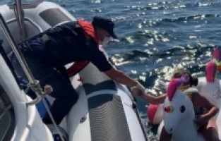 Dikili'de denizde sürüklenen 2 çocuk kurtarıldı