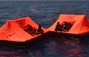 Dikili ve Ayvalık'ta 64 sığınmacı kurtarıldı