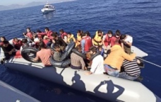 Dikili'de, geri itilen 44 sığınmacı kurtarıldı