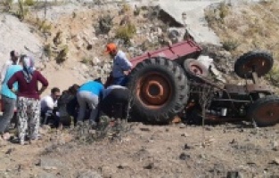 Dikili'de traktör şarampole uçtu, 1 ölü, 1 yaralı