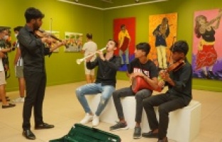 Ayvalık'ta Roman müziği eşliğinde 9/8'lik sergi!