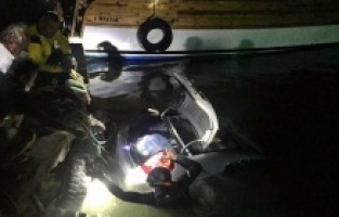 Dikili Bademli’de aracını denize sürdü, cesedi bulundu