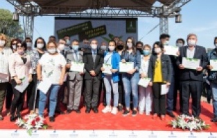 Artık İzmirli muhtarların da dikili bir ağacı var!