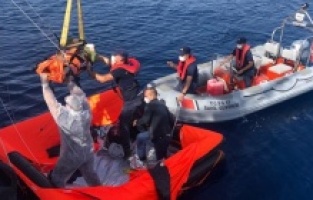 Dikili’de biri engelli 13 göçmen kurtarıldı