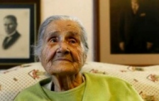 Dikili: 106 yaşında yaptığı resimlerle öğrencilere burs sağladı