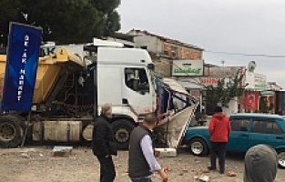 Dikili'deki feci kaza güvenlik kamerasına yansıdı