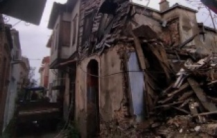 Ayvalık’ta aşırı yağış tarihi evleri yıktı