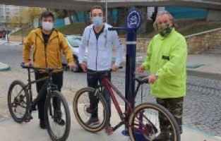 Bergama'da ücretsiz bisiklet tamir istasyonu kuruldu