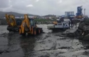 Bergama'da taşan dereye kapılan 3 kişi kurtarıldı!