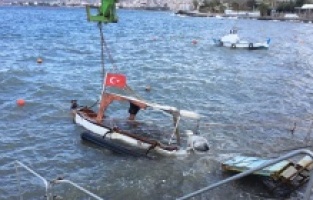 Dikili'de fırtına tekneleri batırdı....