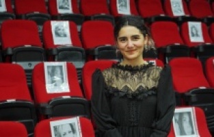 Ayvalık: "Sahneye tek çıktı beş oynadı"