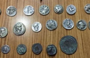 Bergama’da tarihi eser paralar ele geçirildi