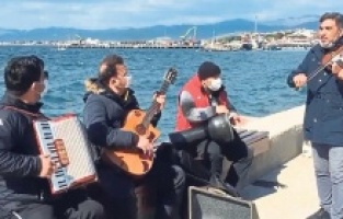 Dikilili müzisyenler; "dayanacak gücümüz kalmadı"