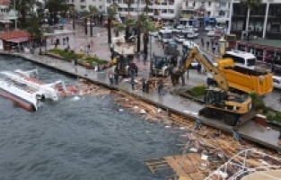 Ayvalık ve Dikili’yi fırtına vurdu, hasar büyük!