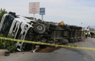 Bergama'da kaldırımdaki yayalara çarptı! 2 ölü