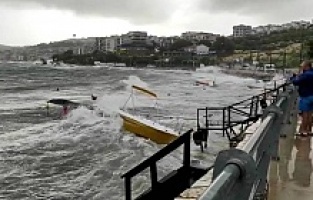 Dikili'de fırtına dehşeti! 16 tekne battı