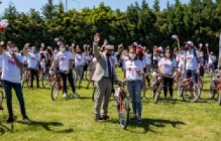 İzmir'de gönüllü gençlere 102 bisiklet